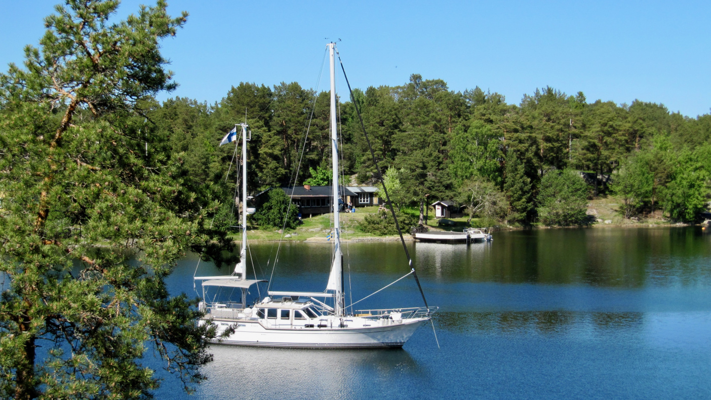 Suwena anchored in the lagoon of Lådna