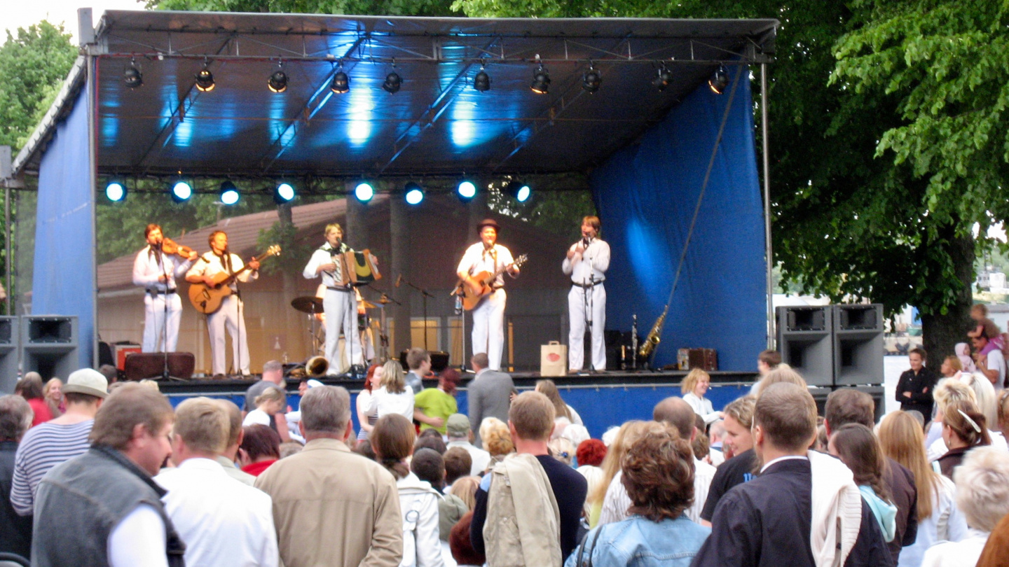 Väikeste Lõõtspillide Ühing is on stage in Pärnu