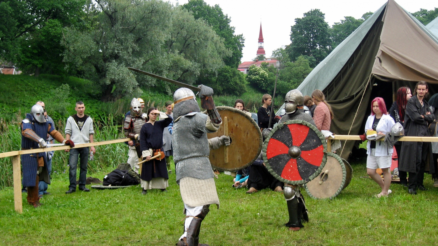 Ritarien miekkailua Hansapäivillä Pärnussa