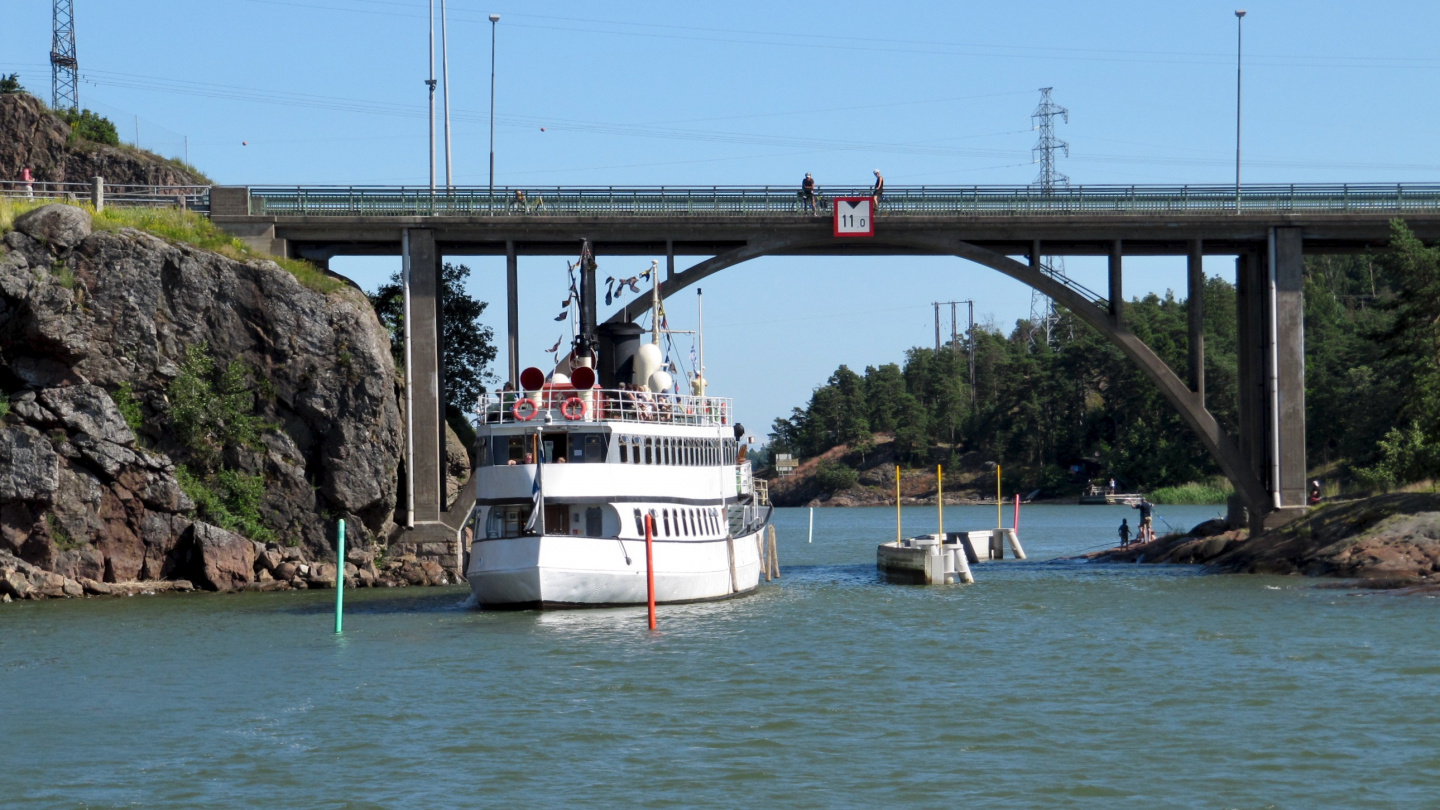 Following steamer Ukko-Pekka into Airisto