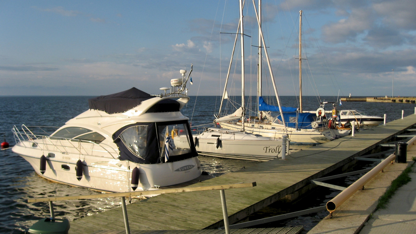 Suwena in the marina of Kihnu