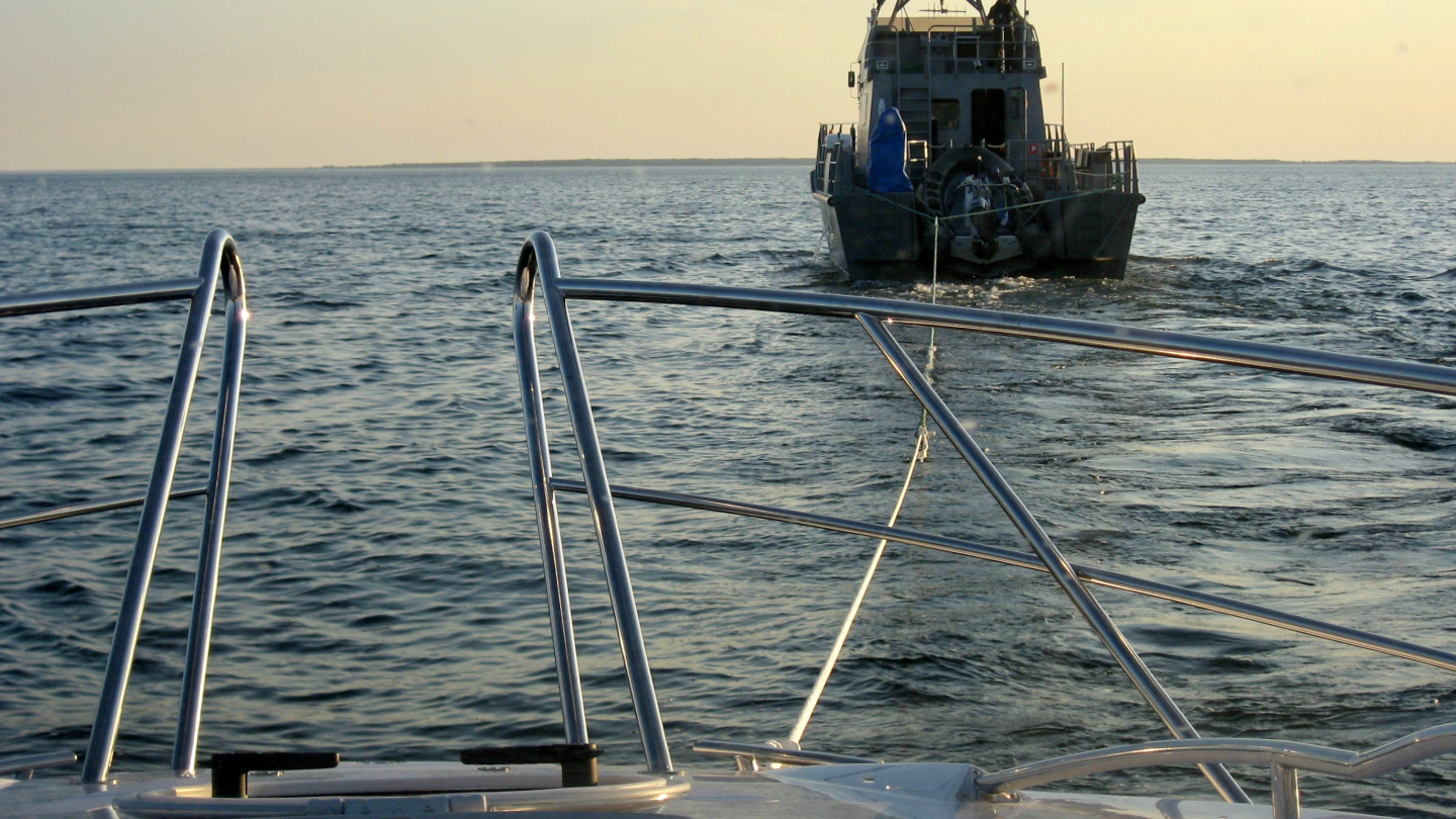 Estonian coast guard ship Valve is towing Suwena