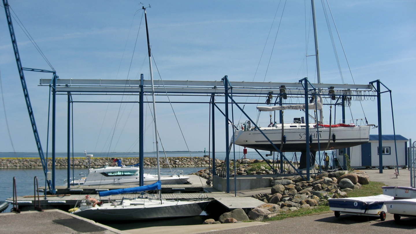 Boat crane in the marina of Roomassare