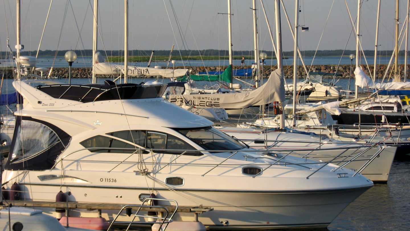 Suwena in the marina of Roomassare