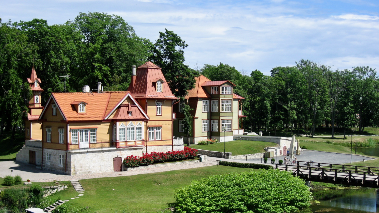 Mansions next to the castle of Kuressaare