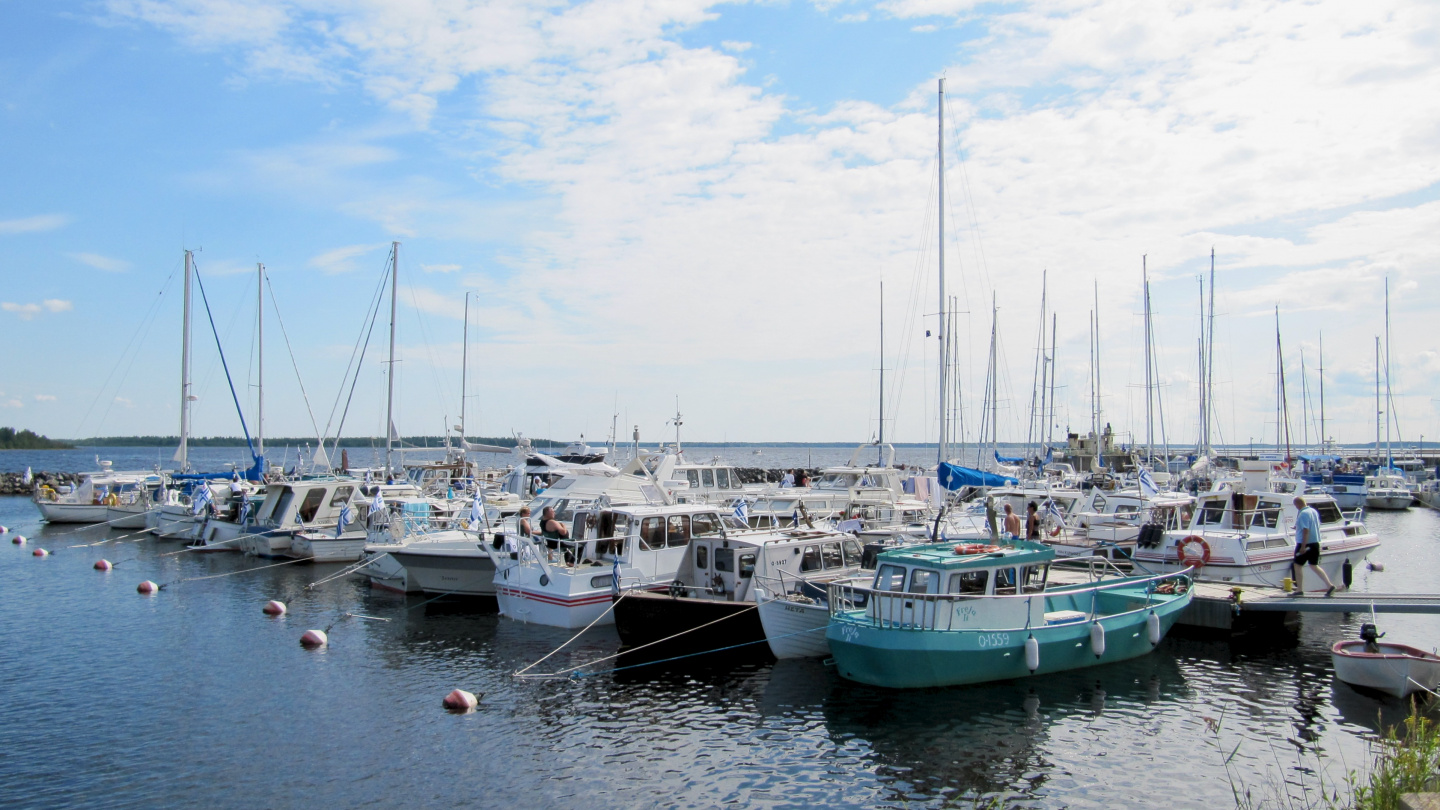 Over 100 boats at the harvest festival in the island of Röttä