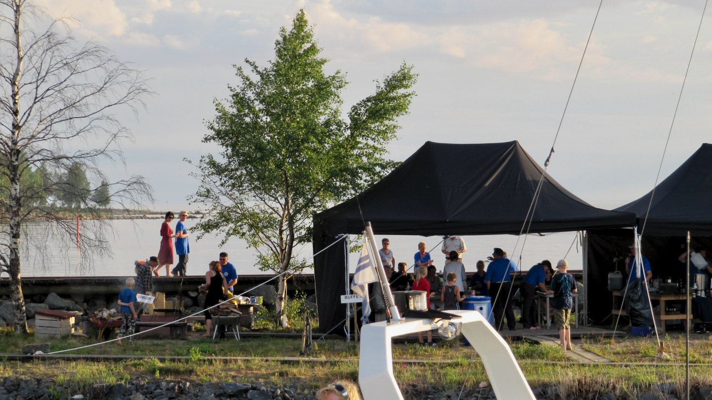 Buffet at the harvest festival on the island of Röyttä