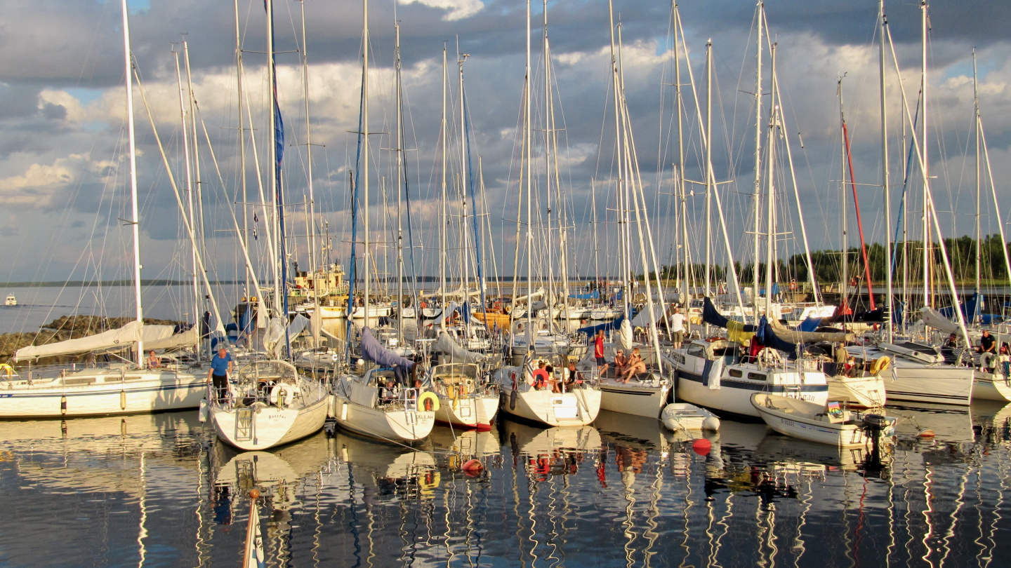 Boats at the harvest festival on the island of Röyttä