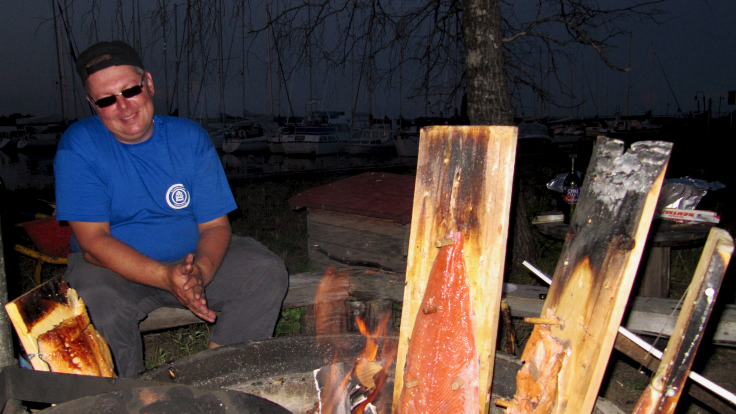 Marko cooking salmon at the harvest festival in the island of Röyttä