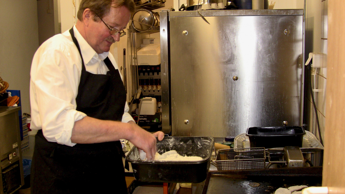 Aarno preparing perch fillets in Kermankeidas