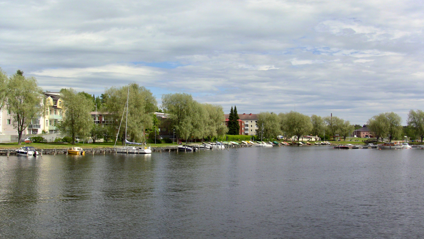 Savonlinnan rannat ovat täynnä kivoja venepaikkoja