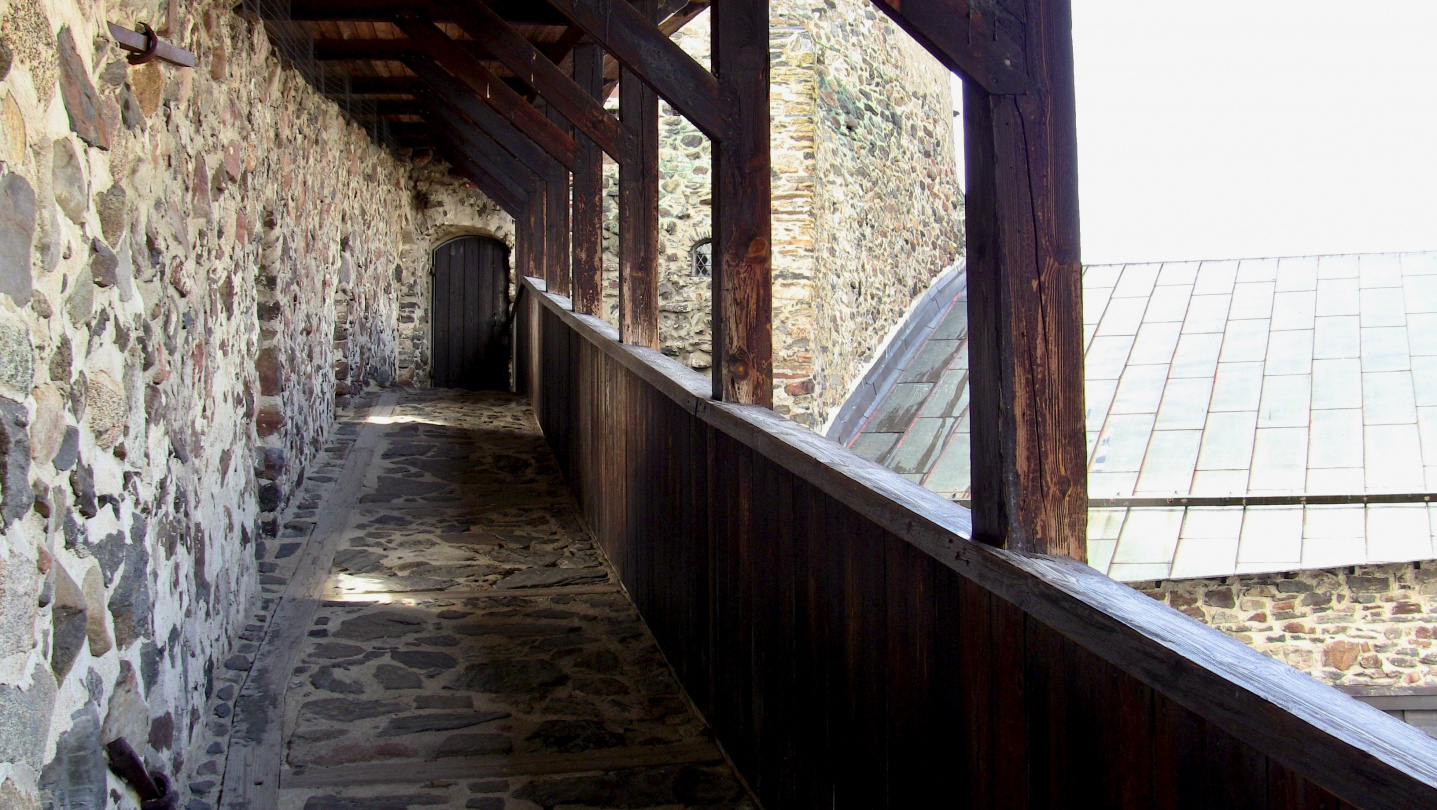 Walls in Olavinlinna; Note that the barrier is built only for tourists :-)