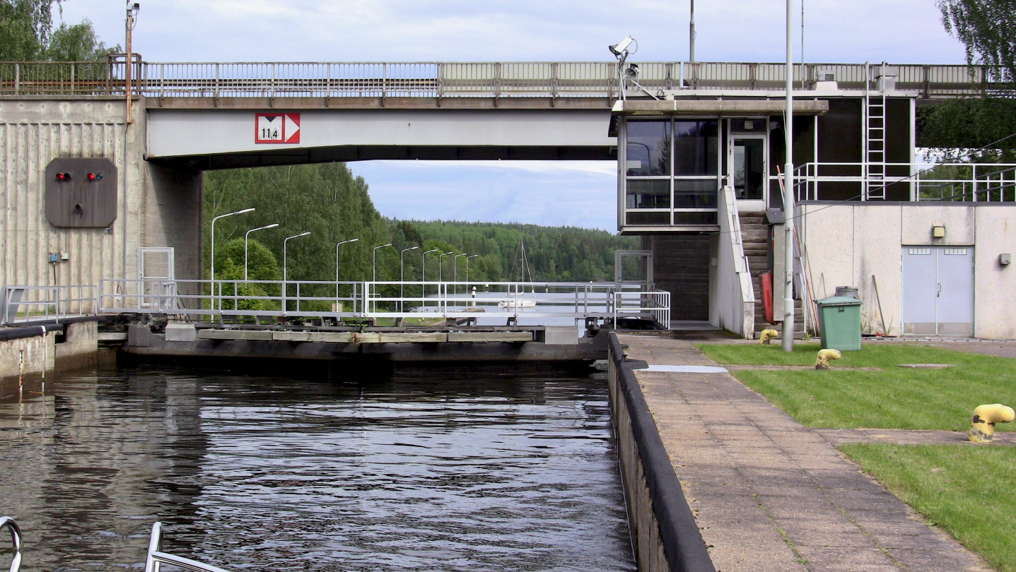 Purjevene odottaa vuoroaan sulkuun Saimaa kanavalla