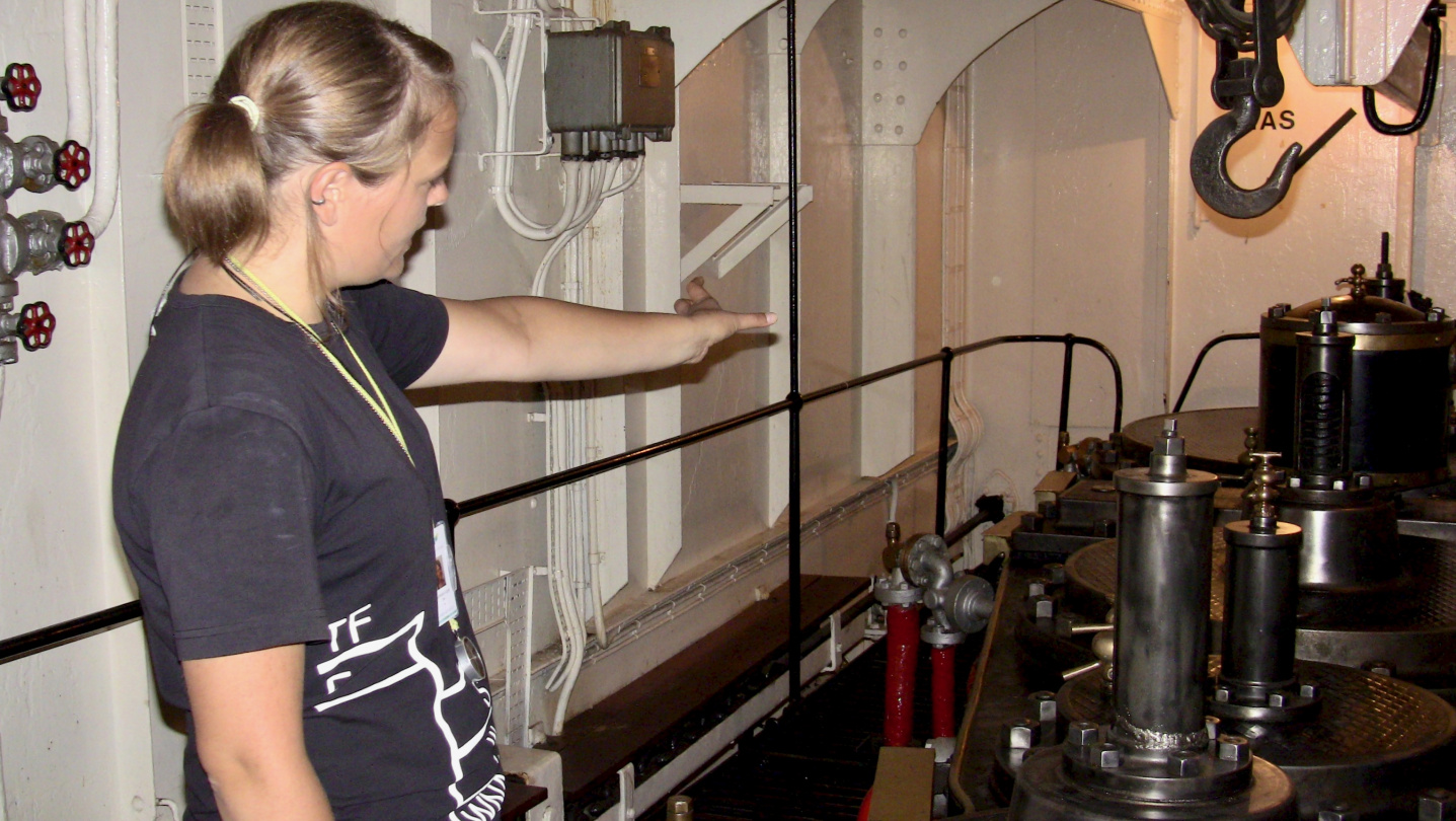 Guide presenting the steam engine of icebreaker Tarmo in Kotka