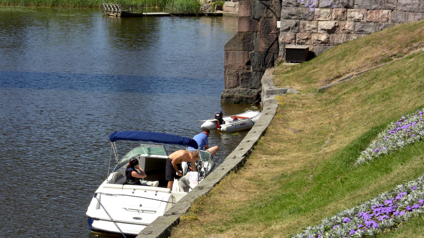 Pikku Suwena waiting for the crew in Porvoo