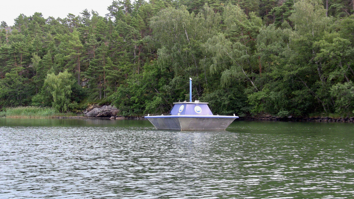 Floating pump-out station on the north side of the Pähkinäinen island
