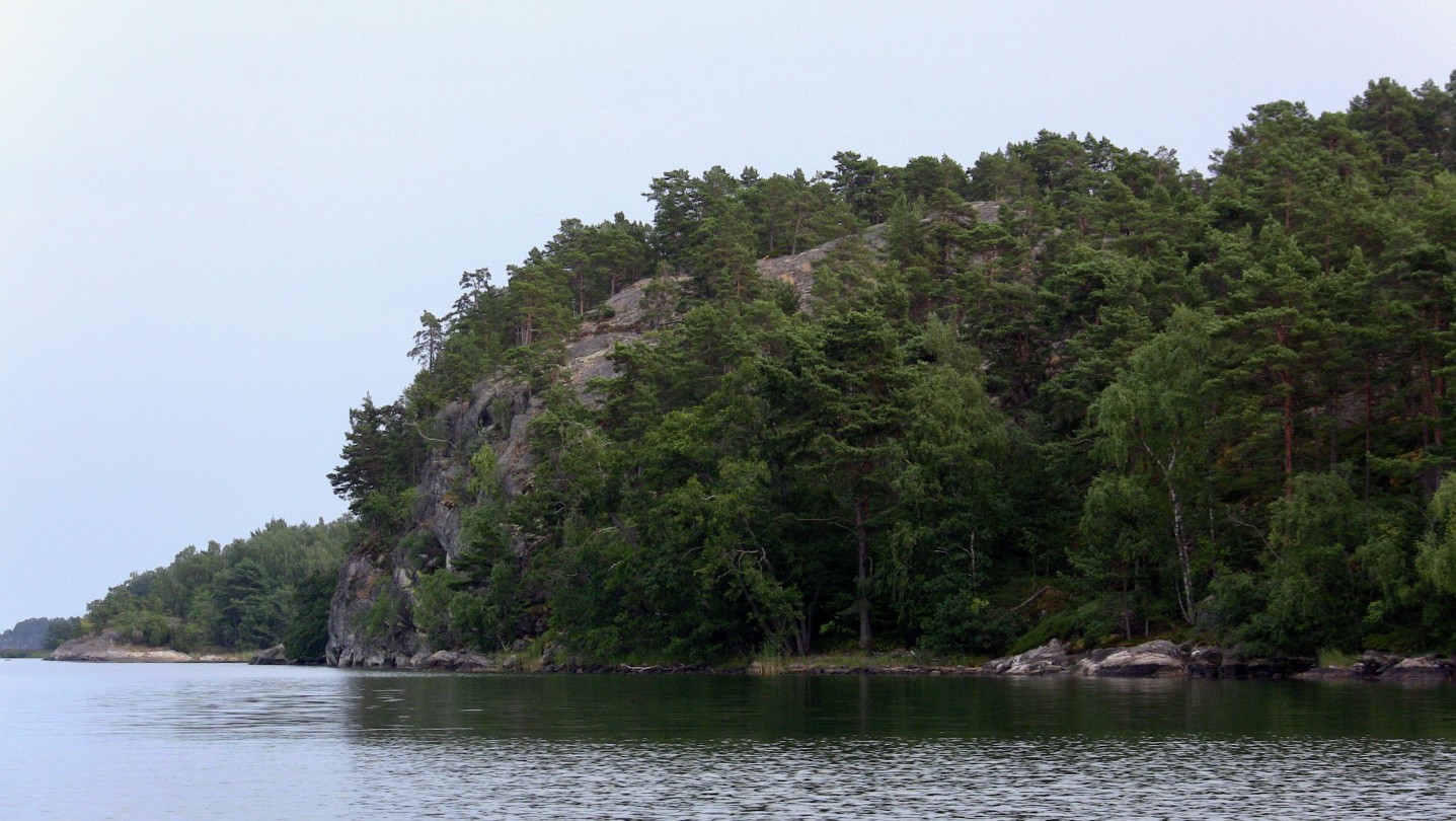 Cliffs of the island of Pähkinäinen