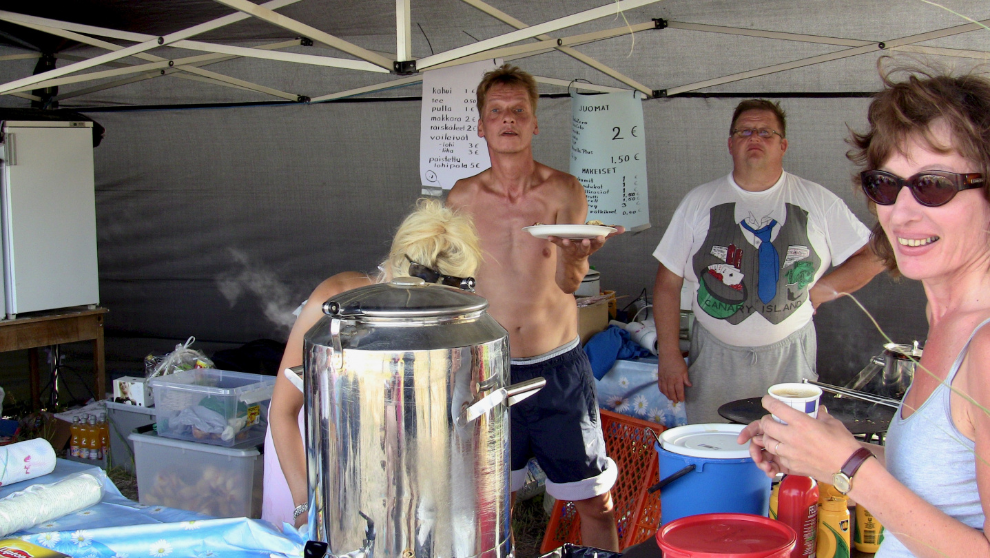 Pancake buffet at the harvest festival of Röyttä island