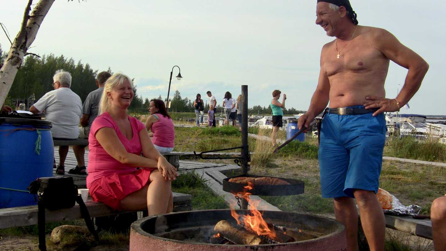 Röytän elojuhlien nuotiolla paistui monenlaista evästä