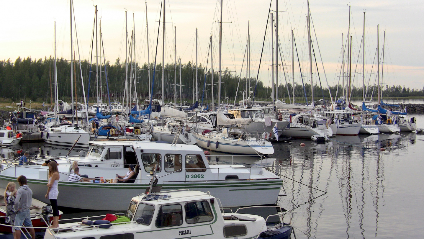 Over 100 boats celebrating the harvest festival in Röyttä island