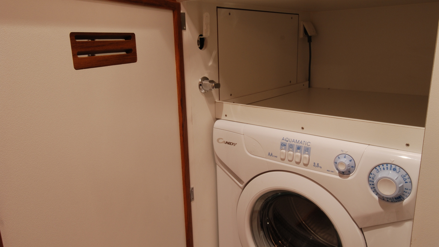 Nauticat 441 washing machine is located in shower