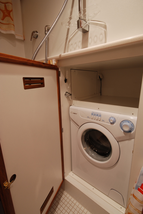 Nauticat 441 washing machine is located in shower