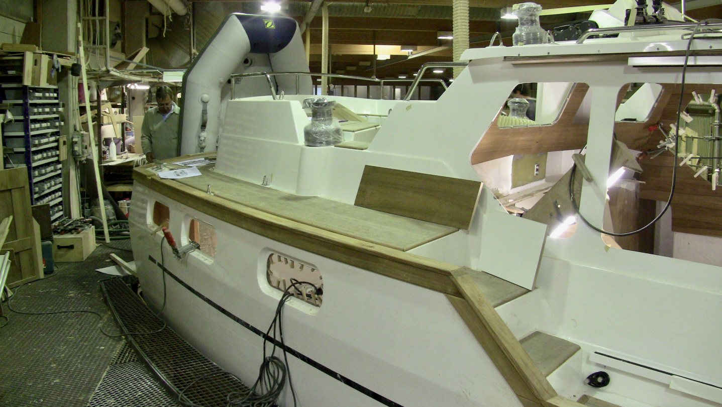 Fitting the dinghy on swimming platform