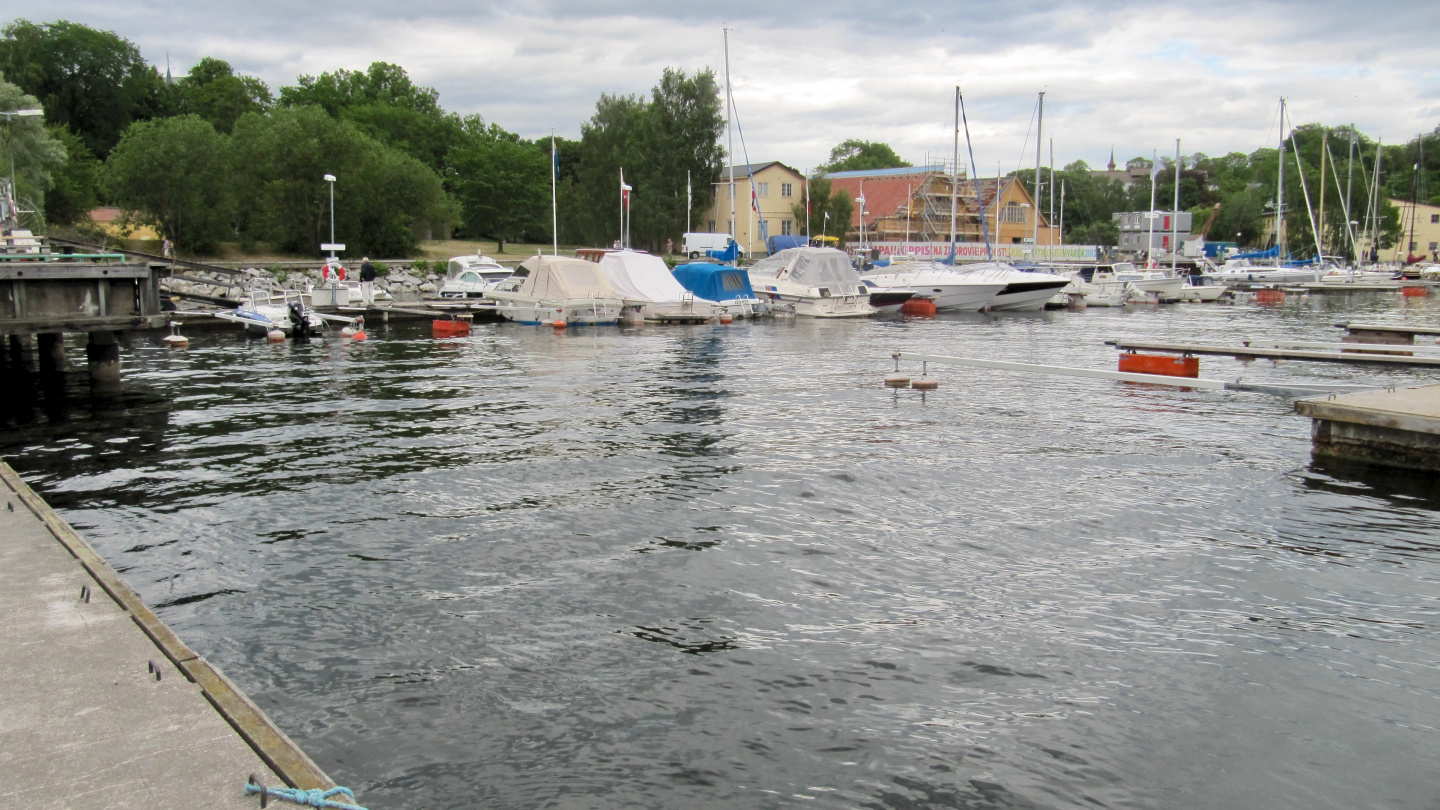 Tight entrance to Wasahamn harbour