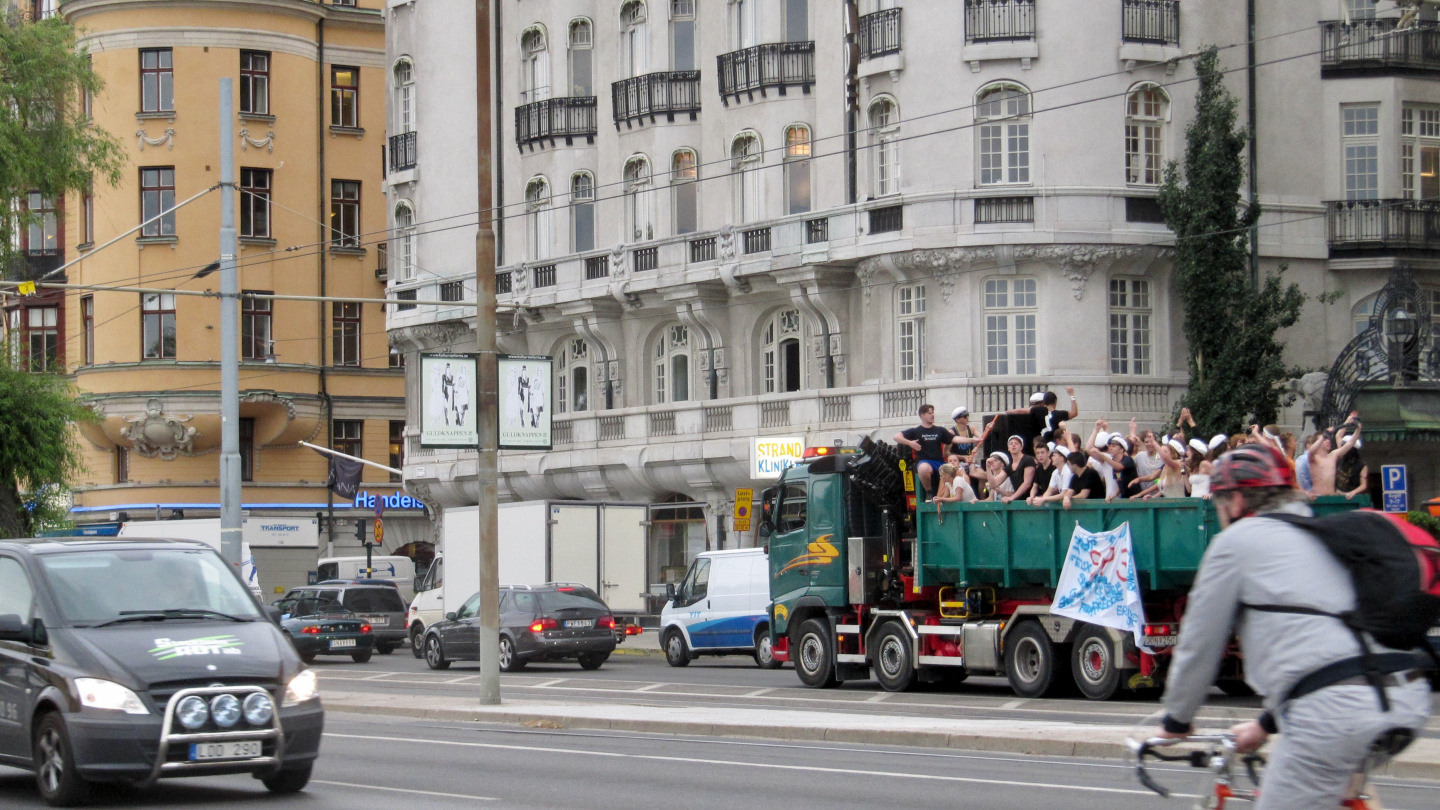 Ylioppilaat juhlistavat lakkiaisia Tukohlmassa