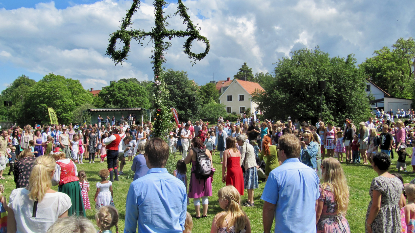 Ring dance around the majstång in Visby