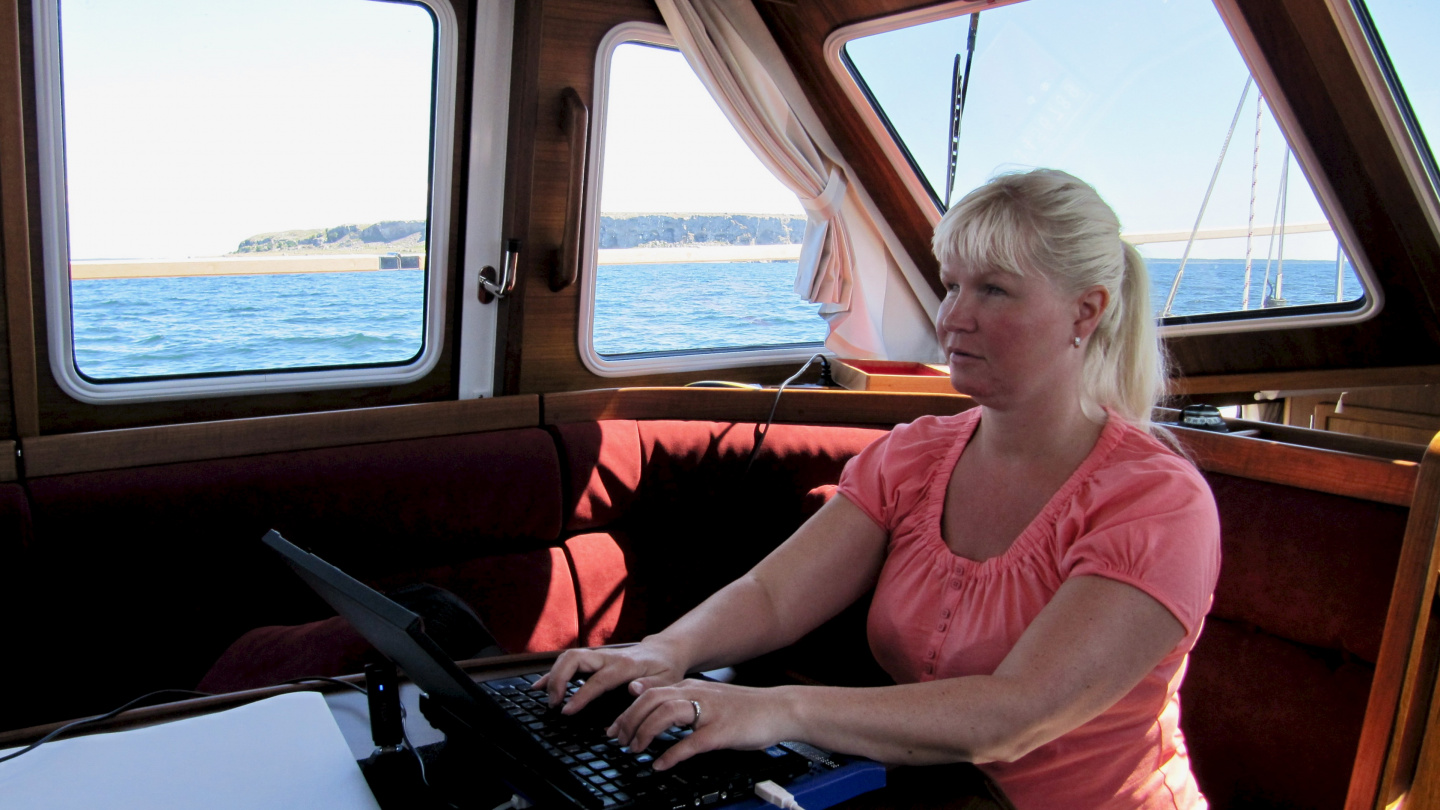 Eve is blogging, in the background is a island of Lilla Karlsö