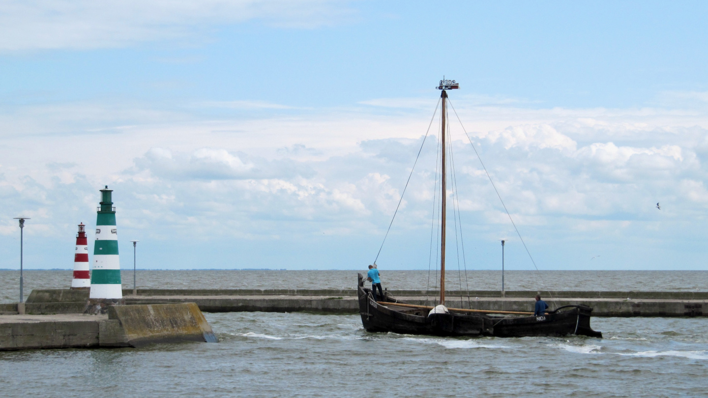 Perinteinen kalastusvene lähdössä Nidasta (huom. tuulviiri)
