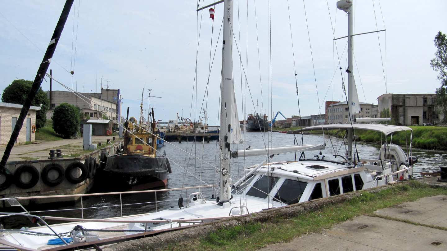 Suwena in Roja harbour