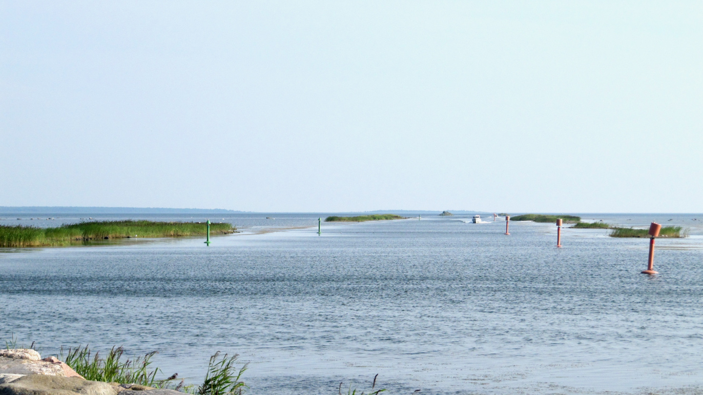 Narrow entrance to Kuressaare's guest harbour