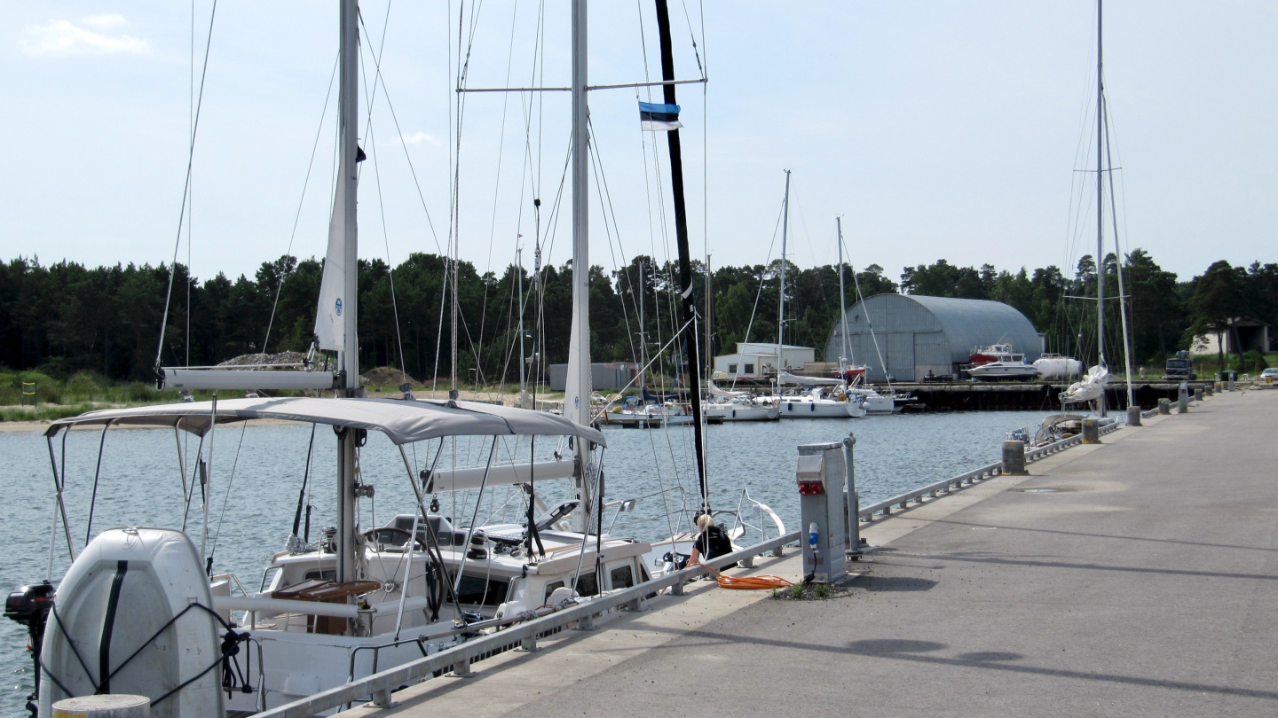 Suwena in Dirhami harbour