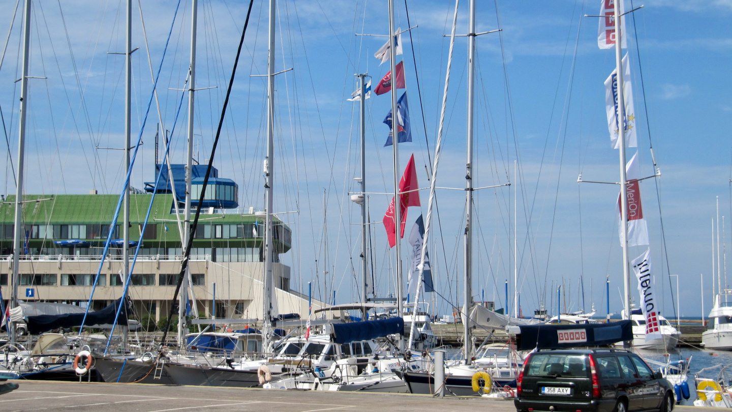 Suwena moored at the quay of Kalvei Jahtklub