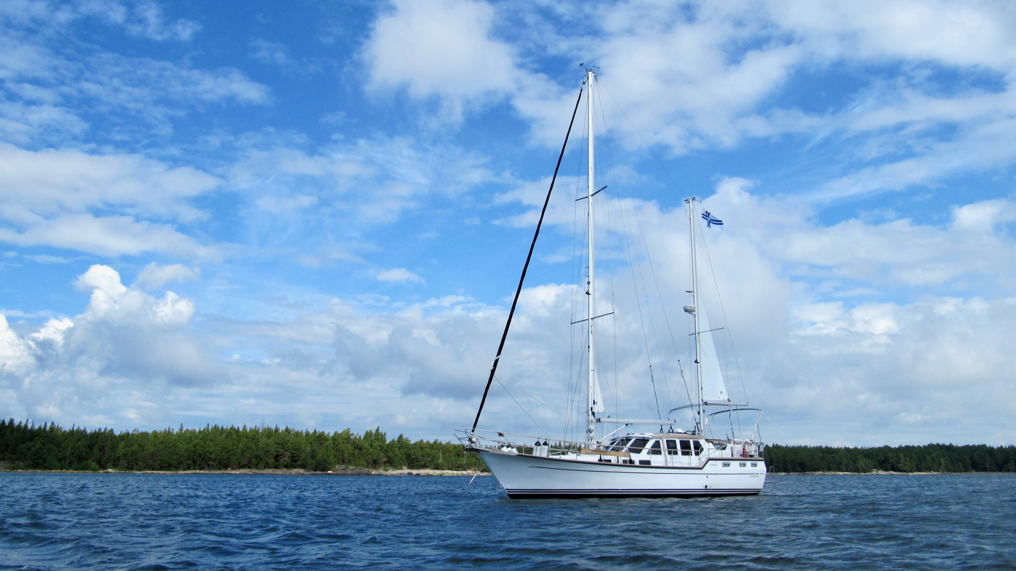 Suwena anchored in the bay of Svartviken by Pirttisaari island