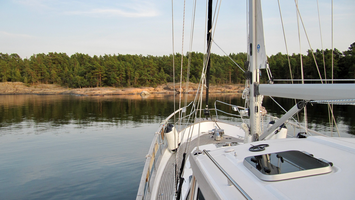 Suwena anchored on the cove of Träskö island