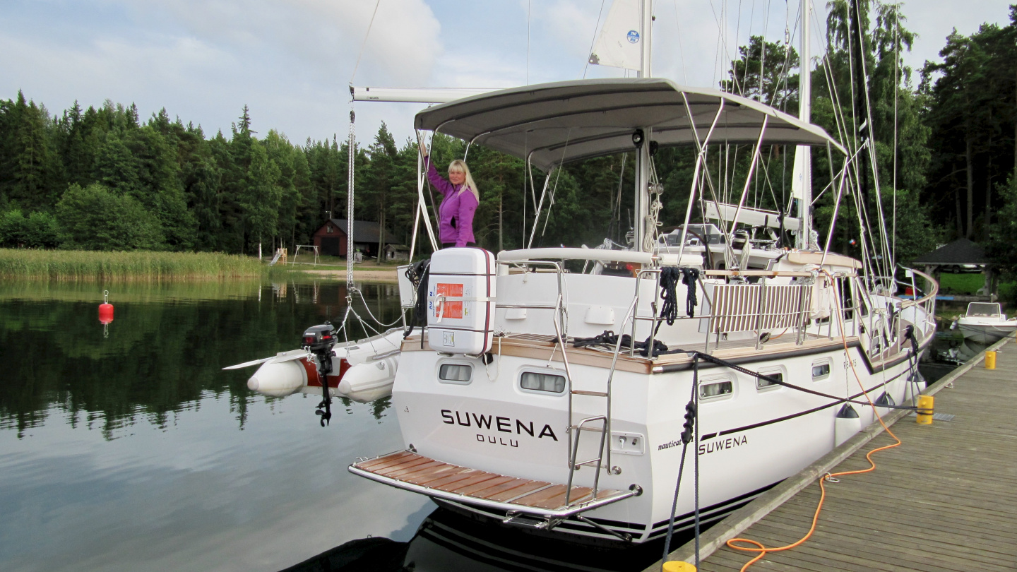 Eve is lifting the dinghy in Högsåra