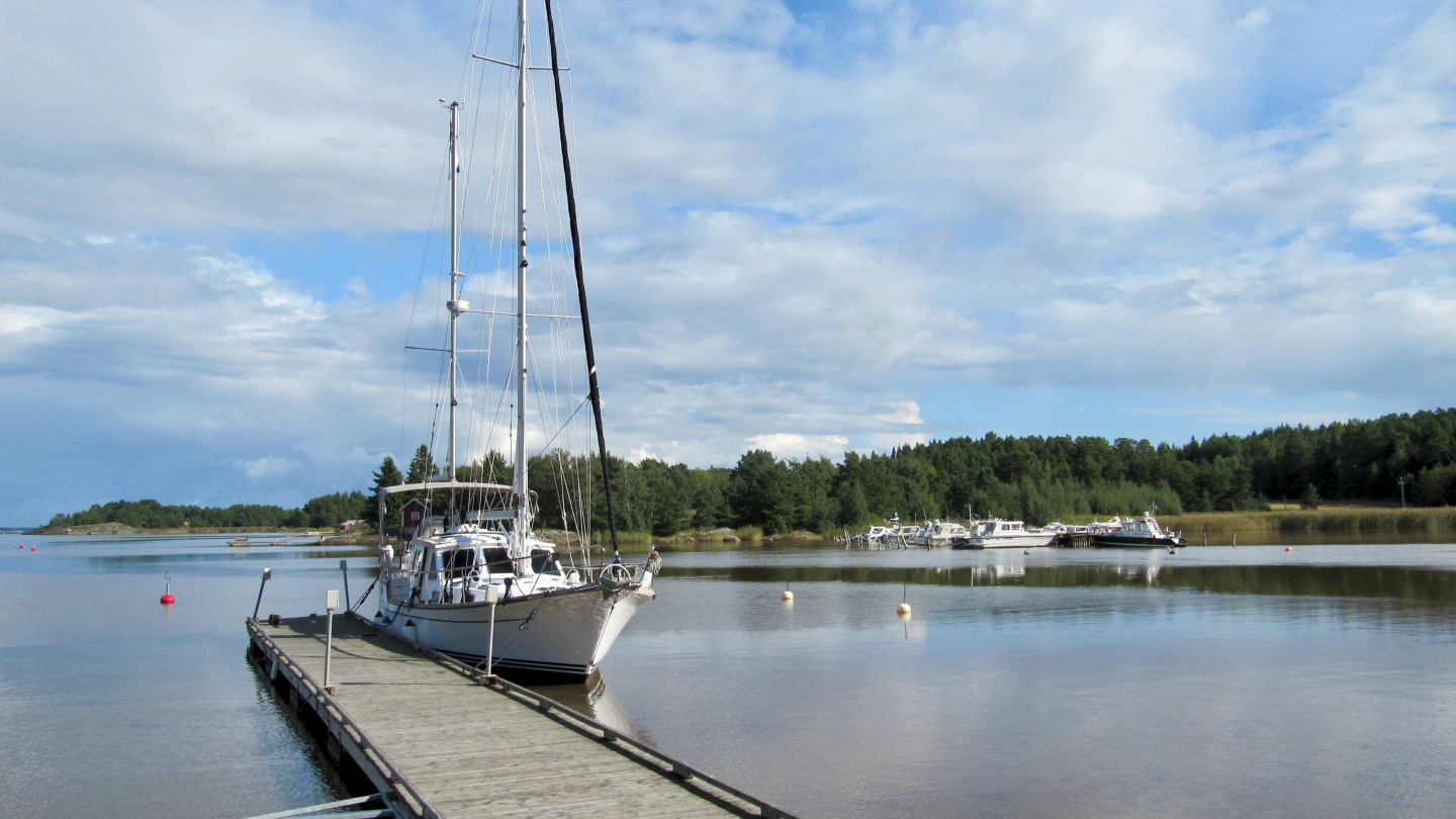 Suwena in the harbour of Kirjais island