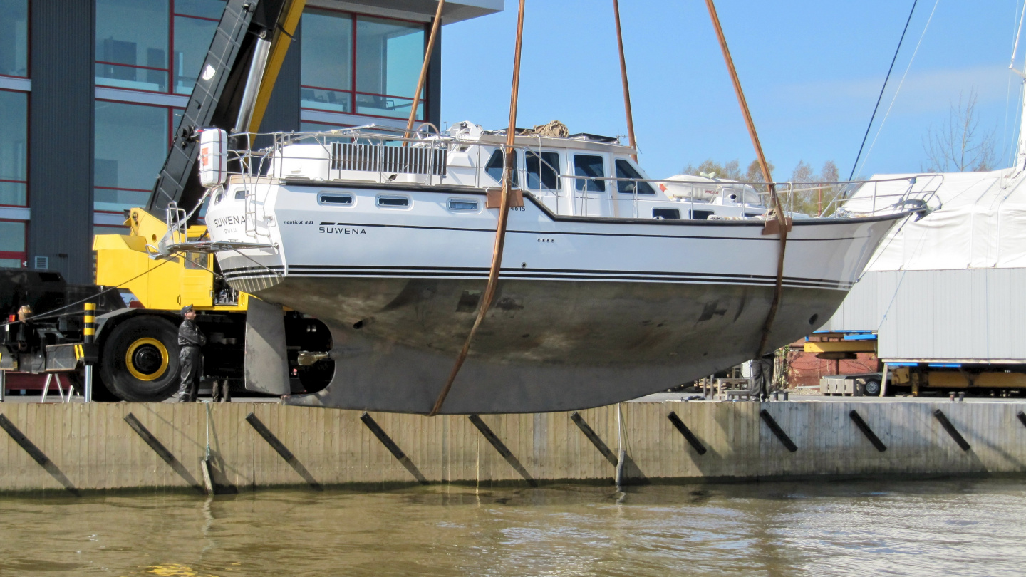 Suwena is lifted into river Aurajoki