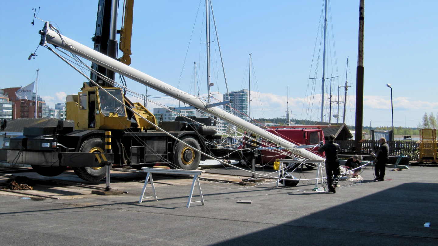 Lifting of Suwena's main mast in Turku