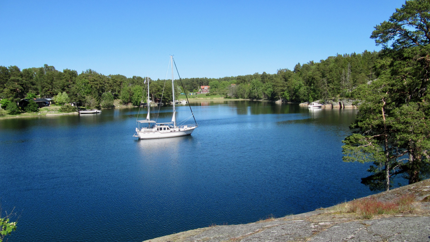 Lagoon on southern side of the Lådna island