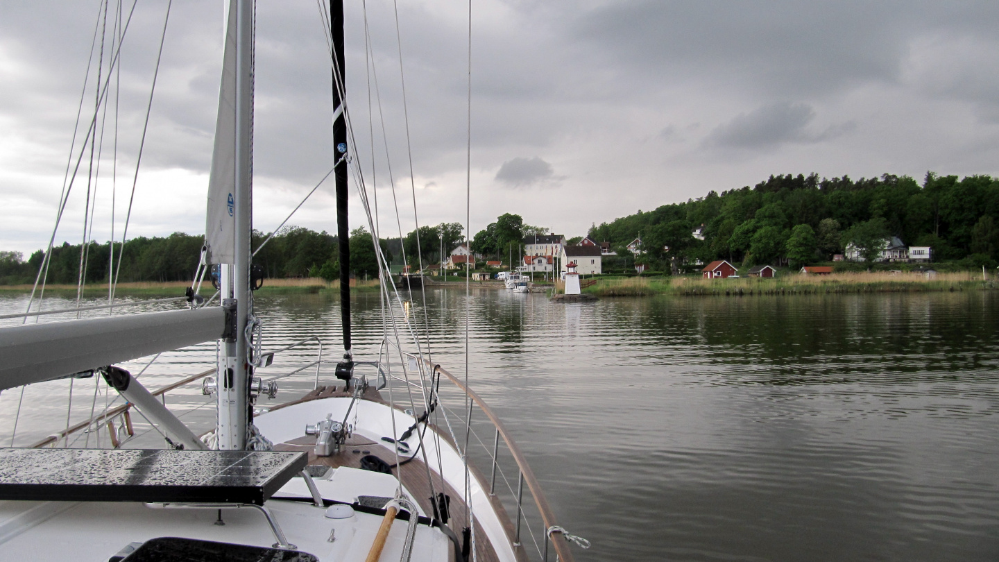 Suwena arriving at the beginning of the Göta canal in Mem