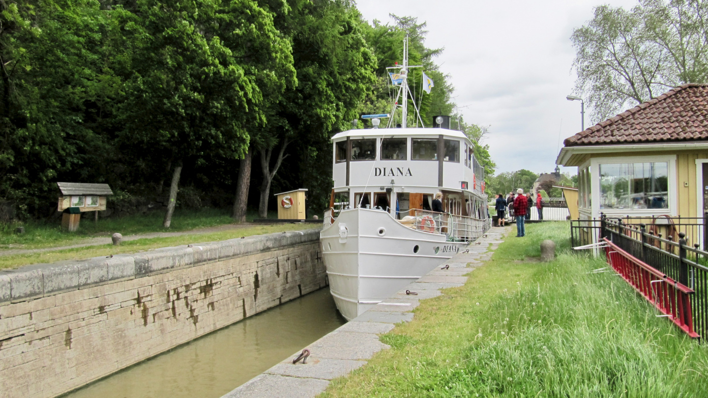 Risteilylaiva Diana saapumassa Söderköpingin sulkuun