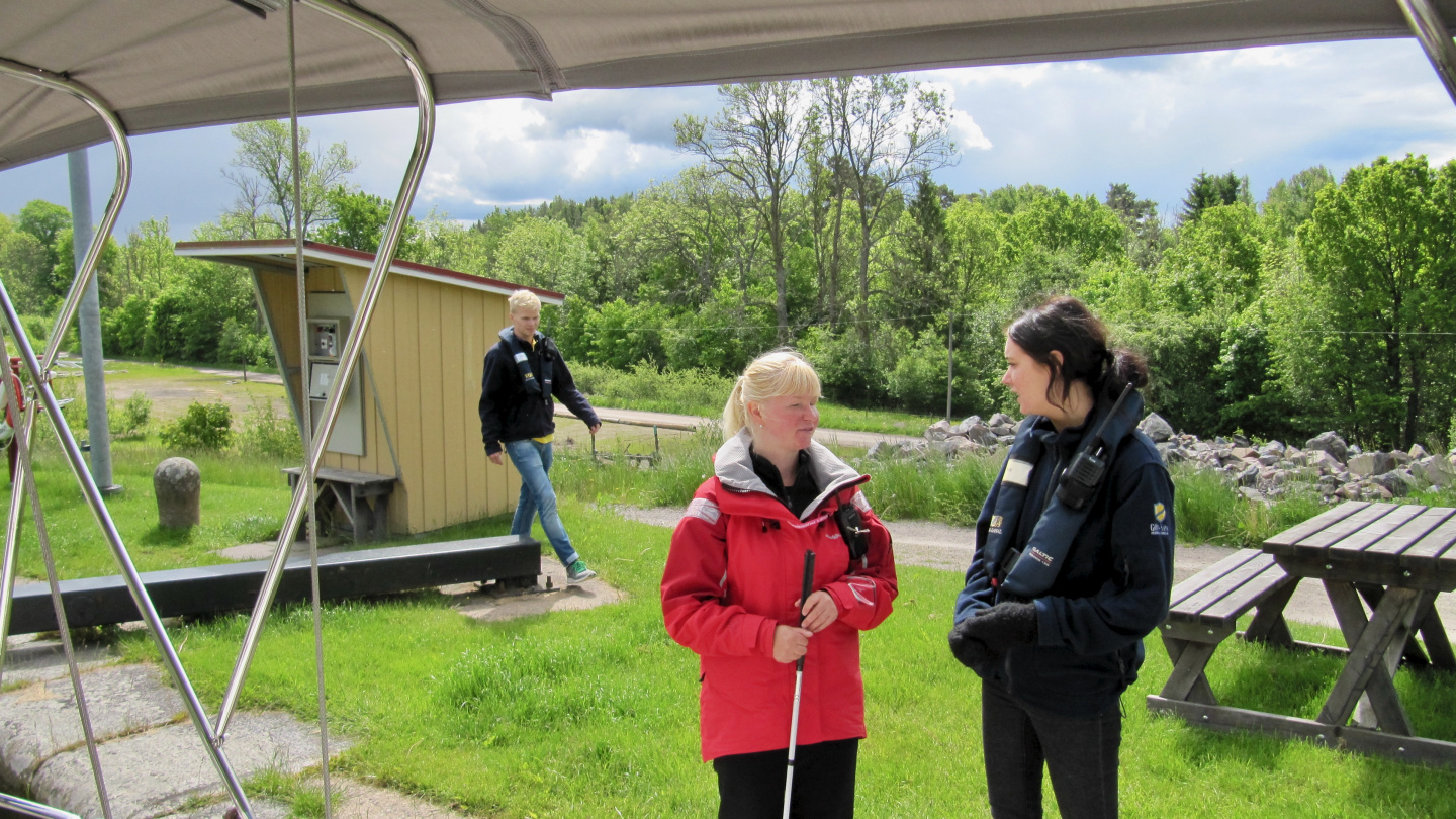 Eve chatting with Göta canal's lock keepers