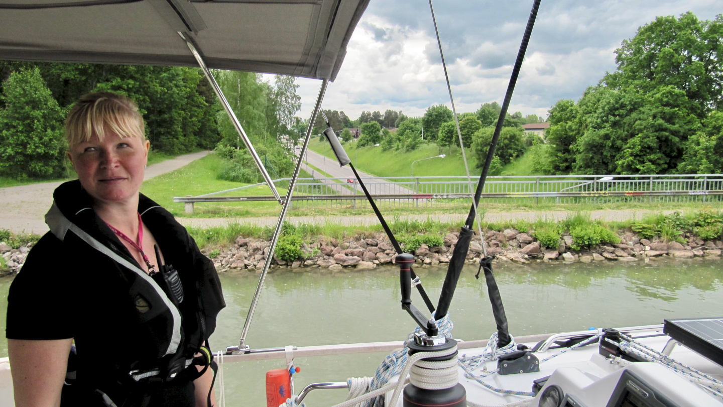 Eve and Suwena on aqueduct in the Göta canal