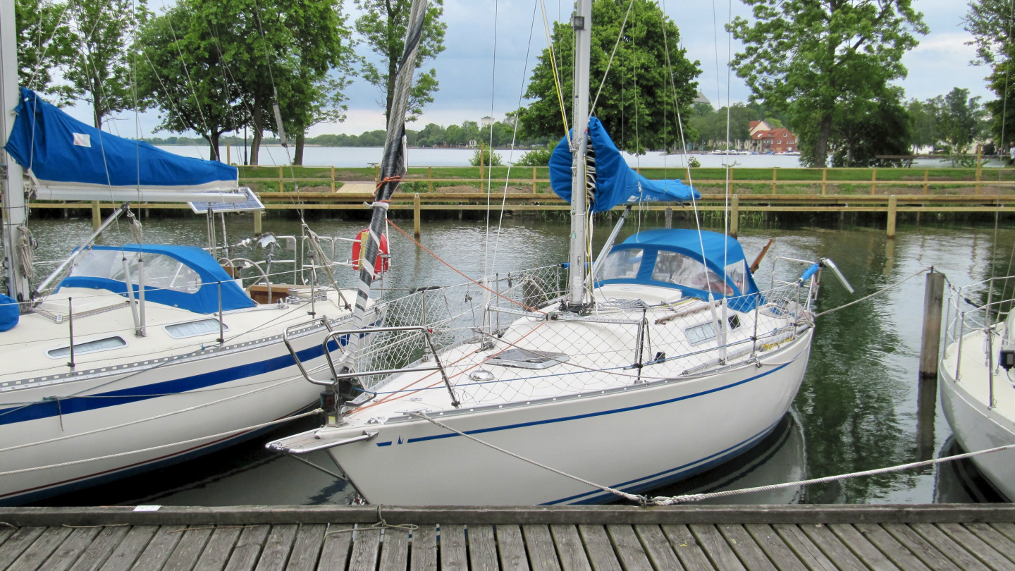 Boats parked diagonally between the piles in Vadstena