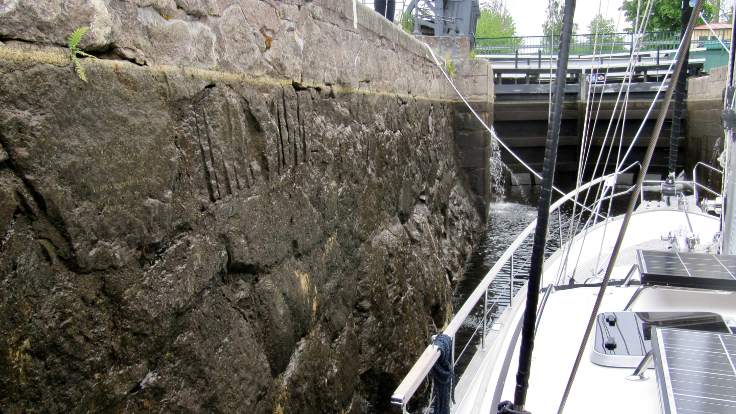 Boulder in the wall of Forsvik lock