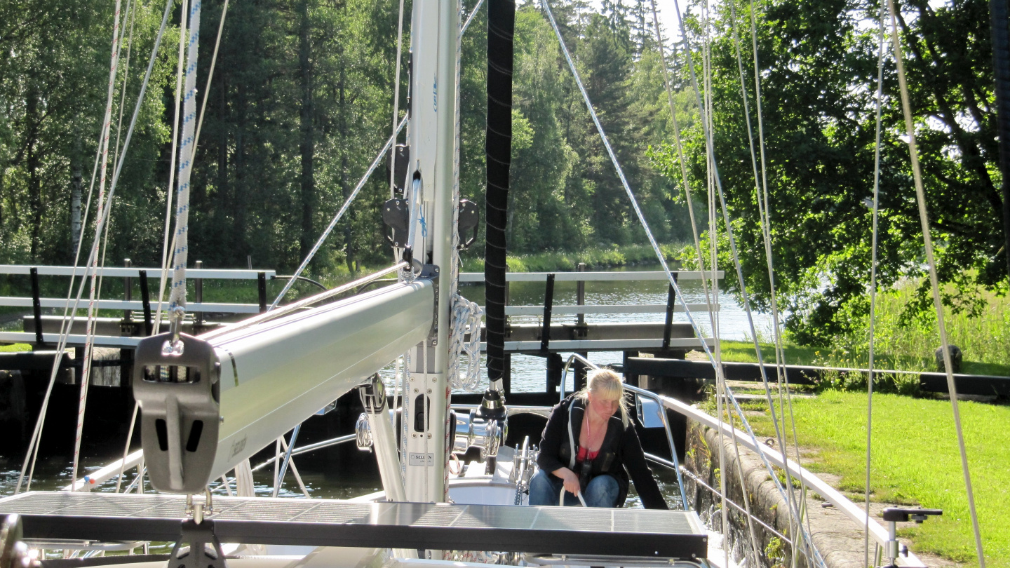 Eve is handling lines during downwards lockage in the Göta canal